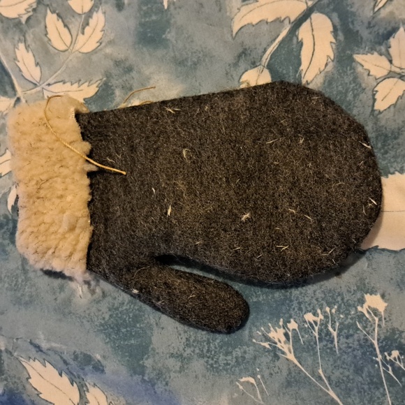 Mini Mitten Decor - Picture 2 of 2
